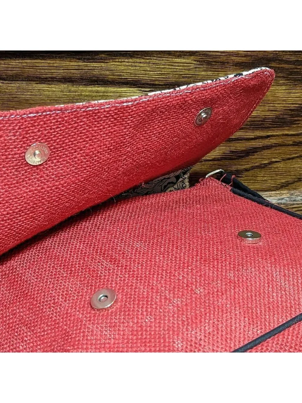 Red Burlap Crossbody With Black/White Artsy Faces on Flap Magnetic Closure EUC